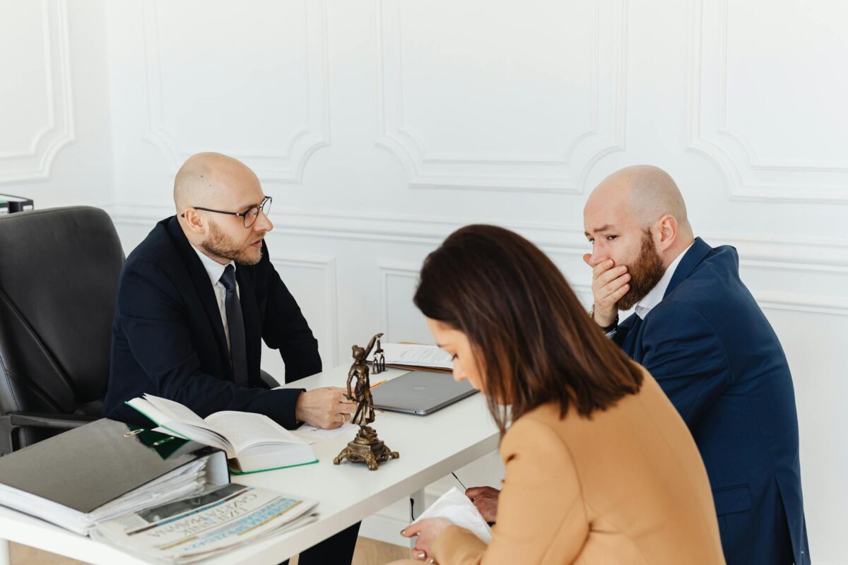 contingency fee vs hourly rate attorney